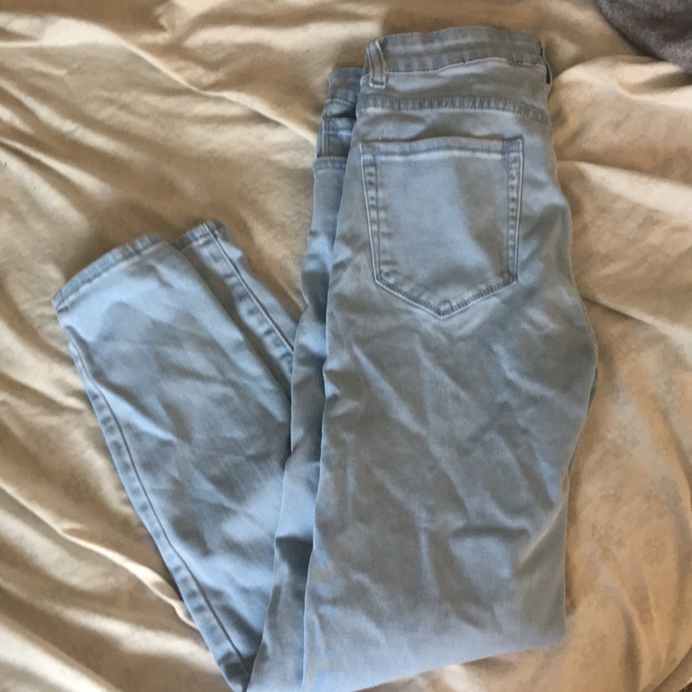 High-waisted jeans